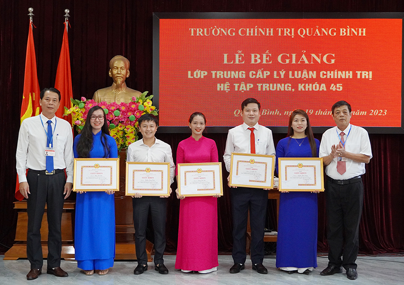  Đại diện lãnh đạo Trường Chính trị tỉnh trao thưởng cho các học viên xuất sắc.
