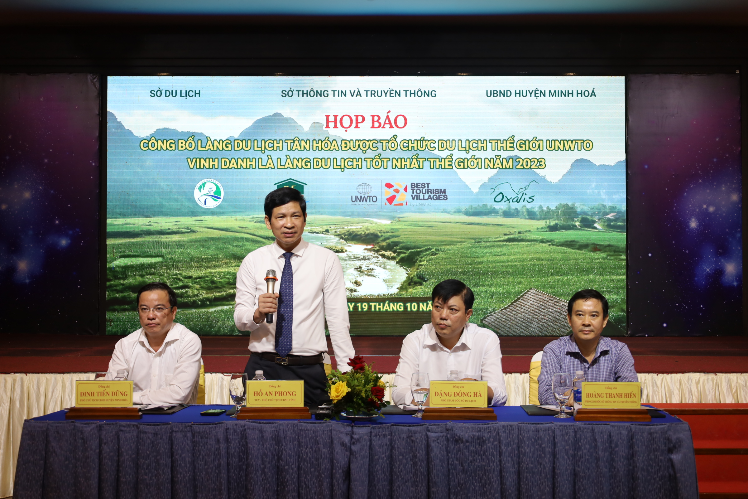 Đồng chí Phó Chủ tịch Hồ An Phong phát biểu tại buổi họp báo.