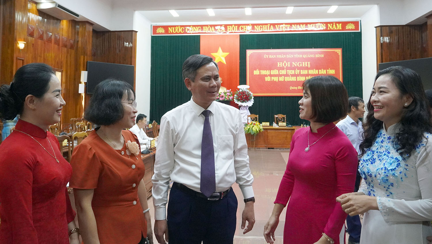 Đồng chí Chủ tịch UBND tỉnh Trần Thắng trao đổi với cán bộ, hội viên tại hội nghị