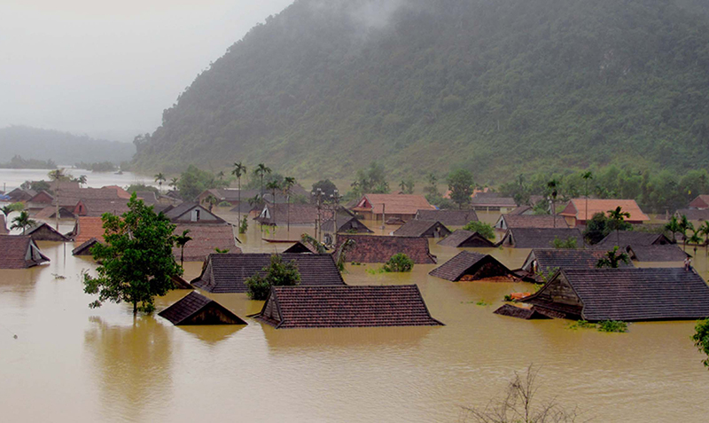 Khi chưa có nhà phao, làng Tân Hóa ngập chìm trong lũ, người dân phải lên lèn núi lánh nạn. Ảnh tư liệu