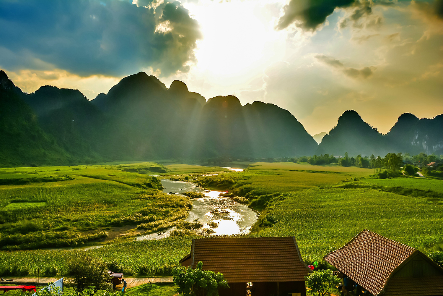 Vẻ đẹp yên bình của làng quê Tân Hóa. Ảnh: Oxalis Adventure.