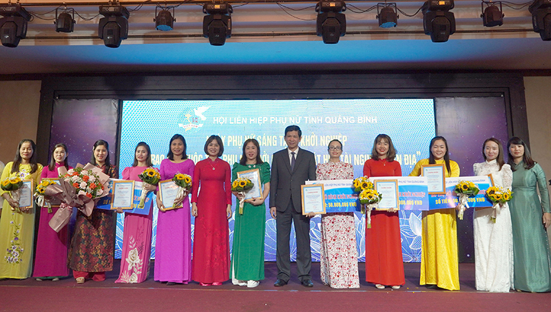 Đồng chí Phó Chủ tịch UBND tỉnh Hồ An Phong và lãnh đạo Hội LHPN tỉnh chụp ảnh lưu niệm cùng các hội viên đoạt giải cuộc thi 
