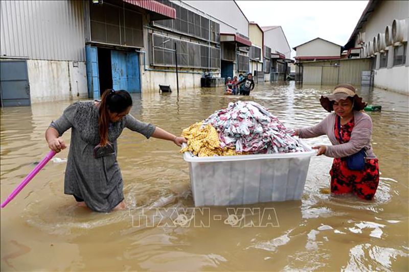  Cảnh ngập lụt tại ngoại ô Phnom Penh, Campuchia. Ảnh tư liệu: AFP/TTXVN