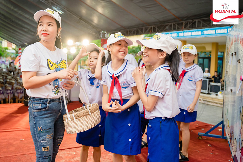 Các em học sinh tỉnh  hào hứng tham gia dự án giáo dục Tài chính thông minh Cha-Ching năm học 2023 - 2024.