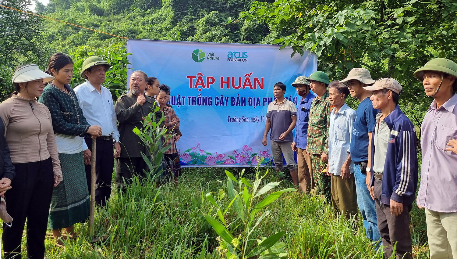 Các hộ dân xã Trường Sơn (huyện Quảng Ninh) tham gia tập huấn trồng cây bản địa phân tán
