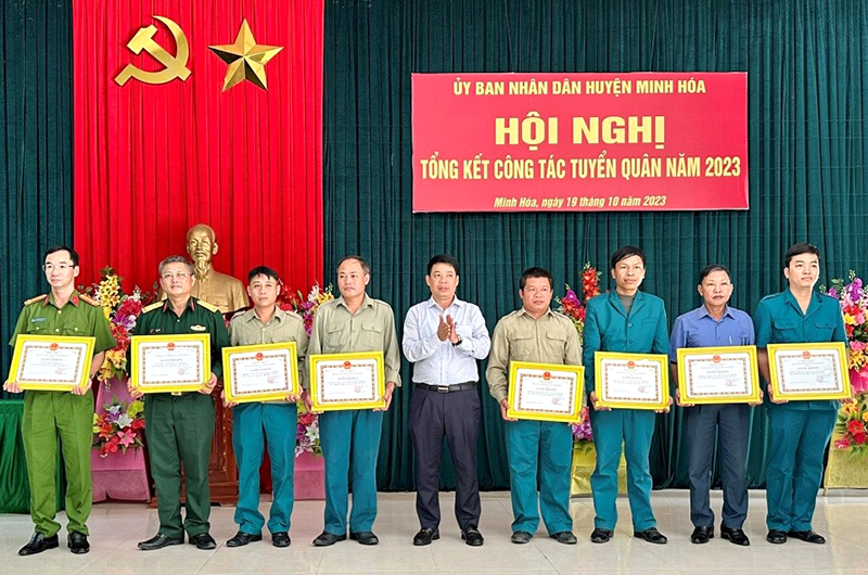 Đại diện lãnh đạo huyện Minh Hóa khen thưởng các tập thể có thành tích xuất sắc trong công tác tuyển quân năm 2023.