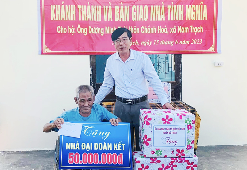 Đại diện lãnh đạo Ủy ban MTTQVN huyện Bố Trạch trao tiền, quà hỗ trợ xây nhà “Đại đoàn kết” cho ông Dương Minh Thái.