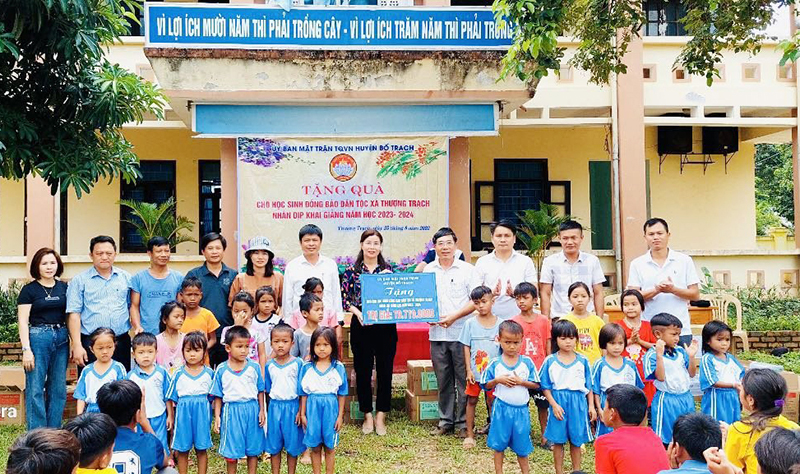 Đại diện lãnh đạo Ủy ban MTTQVN huyện Bố Trạch trao quà hỗ trợ cho các học sinh đồng bào dân tộc thiểu số xã Thượng Trạch.