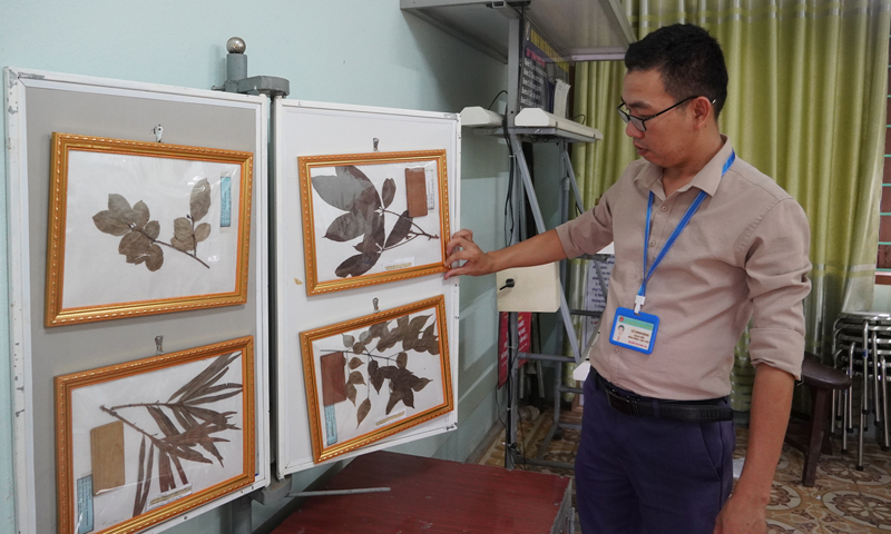Anh Lê Minh Đăng giới thiệu sáng kiến “Sản xuất bộ mẫu thực vật rừng”.