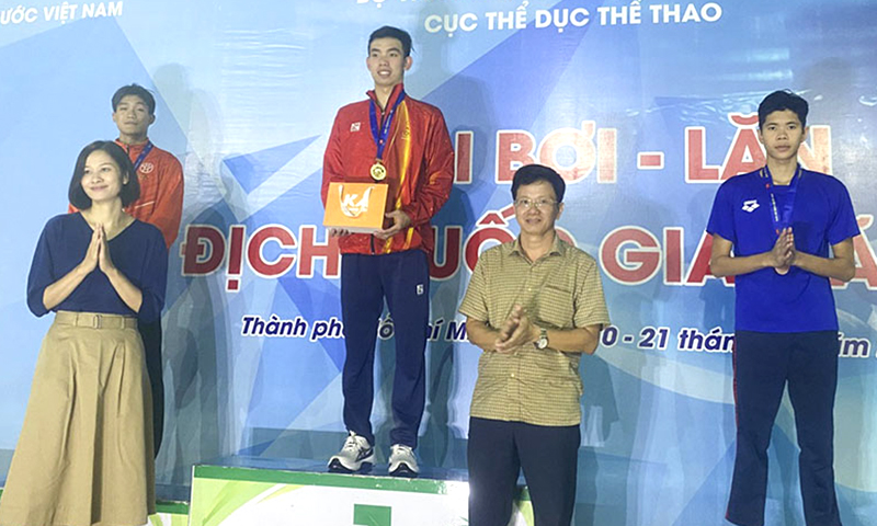 Sự động viên, khích lệ kịp thời đã tạo động lực để các HLV, VĐV tiếp tục nỗ lực cống hiến  Ảnh: VĐV Nguyễn Huy Hoàng vừa đoạt 3 HCV (nội dung 400m, 800m, 1500m tại Giải bơi, lặn vô địch quốc gia 2023 tổ chức ở TP. Hồ Chí Minh