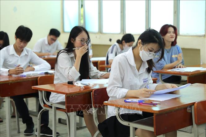 Thí sinh điểm thi Trường THPT Nguyễn Trãi chuẩn bị bước vào môn thi Ngữ văn Kỳ thi tốt nghiệp THPT năm 2023. Ảnh (tư liệu): Hoàng Hiếu/TTXVN