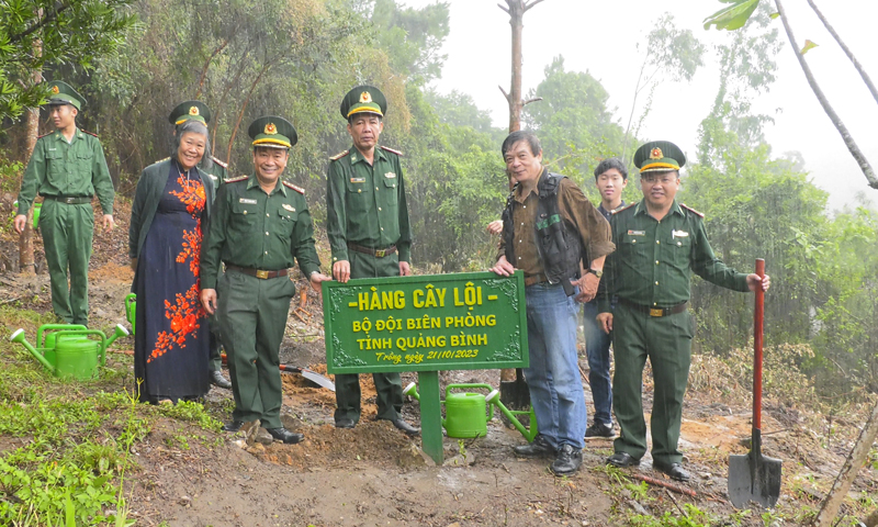 BĐBP tỉnh phối hợp với gia đình Đại tướng trồng  cây tại khuôn viên xung quanh khu Mộ Đại tướng.