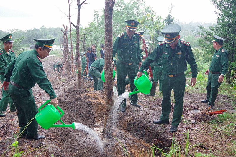 BĐBP tỉnh phối hợp với gia đình Đại tướng trồng cây tại khuôn viên xung quanh khu Mộ Đại tướng.