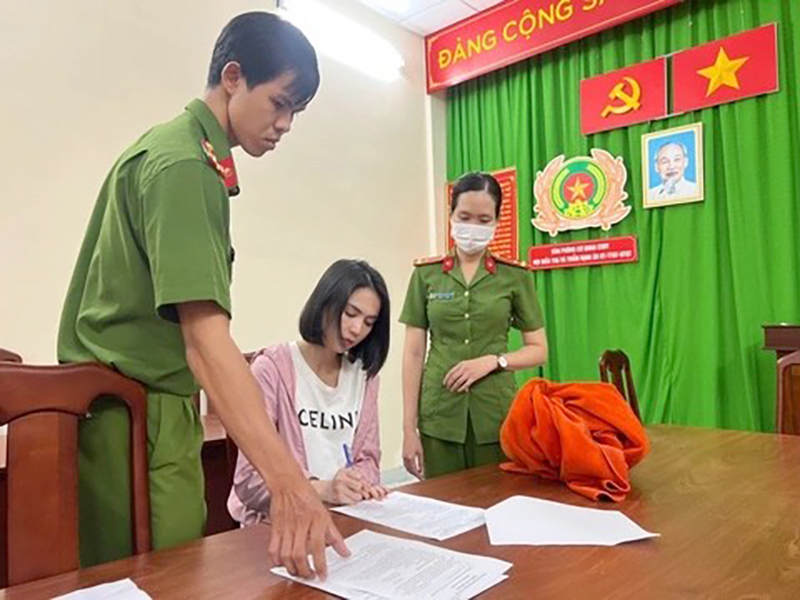  Ngọc Trinh tại cơ quan công an. (Ảnh: Cổng thông tin Chính phủ)