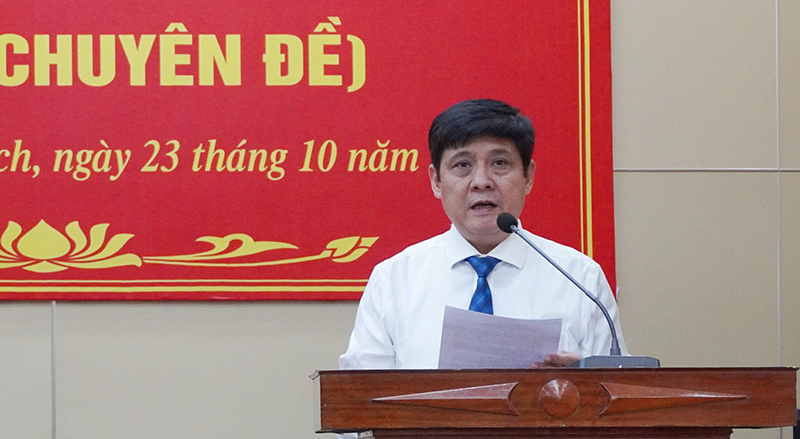 Bí thư Huyện ủy, Chủ tịch HĐND huyện Bố Trạch Lê Công Toán phát biểu bế mạc kỳ họp.