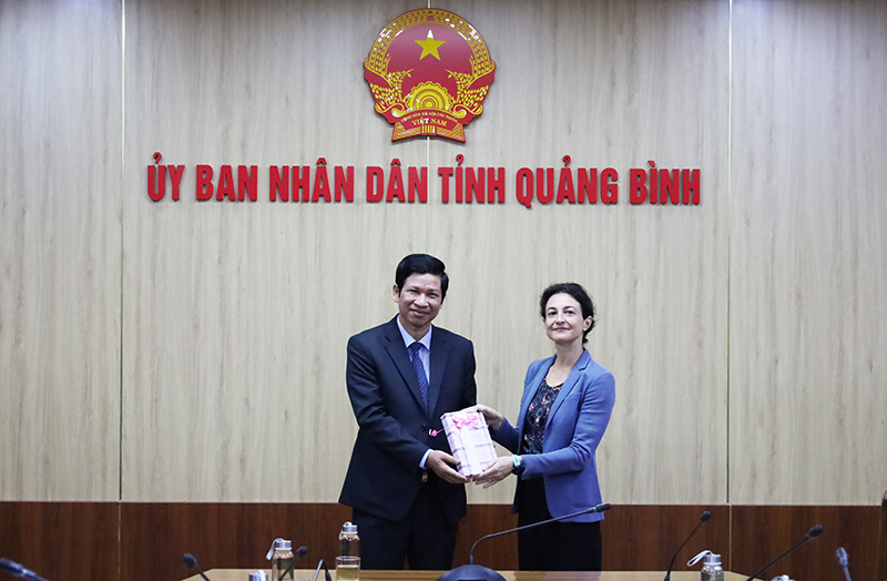 Đồng chí Phó Chủ tịch UBND tỉnh Hồ An Phong tặng quà lưu niệm cho bà Carolyn Dubrovsky. 