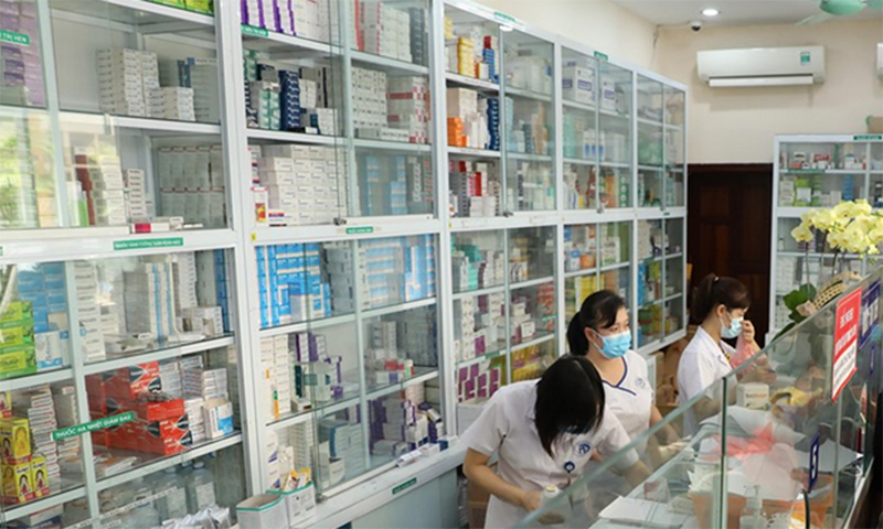 Nhân viên y tế làm công tác cấp phát thuốc tại một bệnh viện. (Ảnh: PV/Vietnam+)