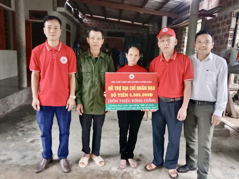 Trao hỗ trợ địa chỉ nhân đạo cho gia đình ông Hoàng Văn Quyền. 