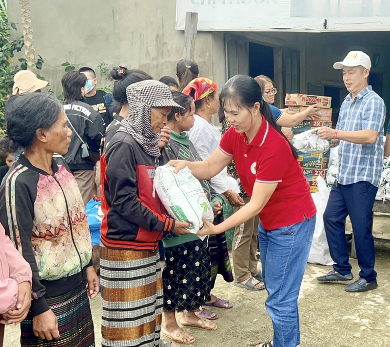 Trao quà cho đồng bào Vân Kiều nghèo bản Lâm Ninh, xã Trường Xuân.