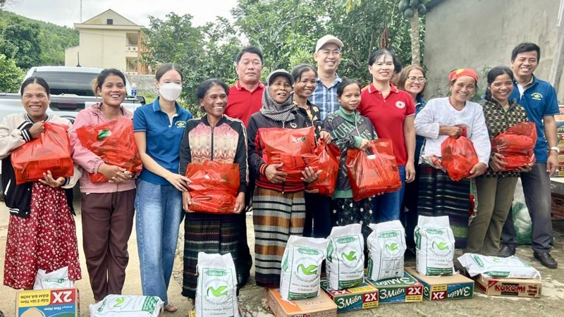 Niềm vui của đồng bào Vân Kiều nghèo bản Lâm Ninh, xã Trường Xuân khi nhận được những món quà ý nghĩa từ các nhà hảo tâm.