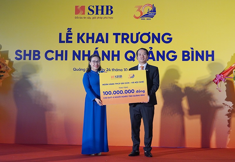 Đồng chí Chủ tịch UBMTTQVN tỉnh Phạm Thị Hân nhận biểu trưng số tiền 100 triệu đồng do SHB trao tặng cho Quỹ vì người nghèo tỉnh.