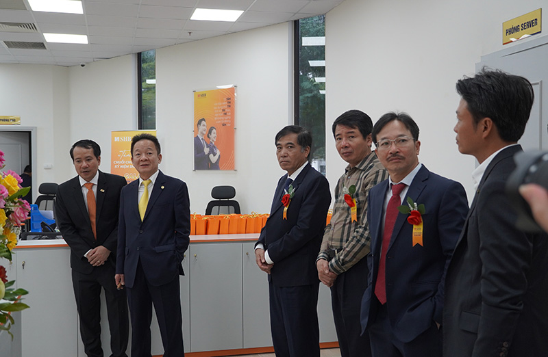Các đại biểu tham quan trụ sở Chi nhánh SHB Quảng Bình tại địa chỉ 118A đường Hữu Nghị, TP. Đồng Hới.