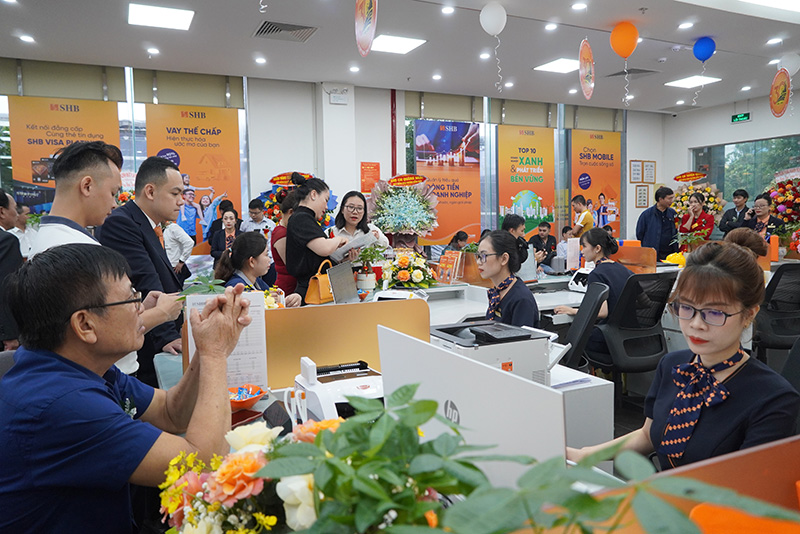 Đông đảo khách hàng tới giao dịch tại Chi nhánh SHB Quảng Bình trong ngày đầu khai trương.