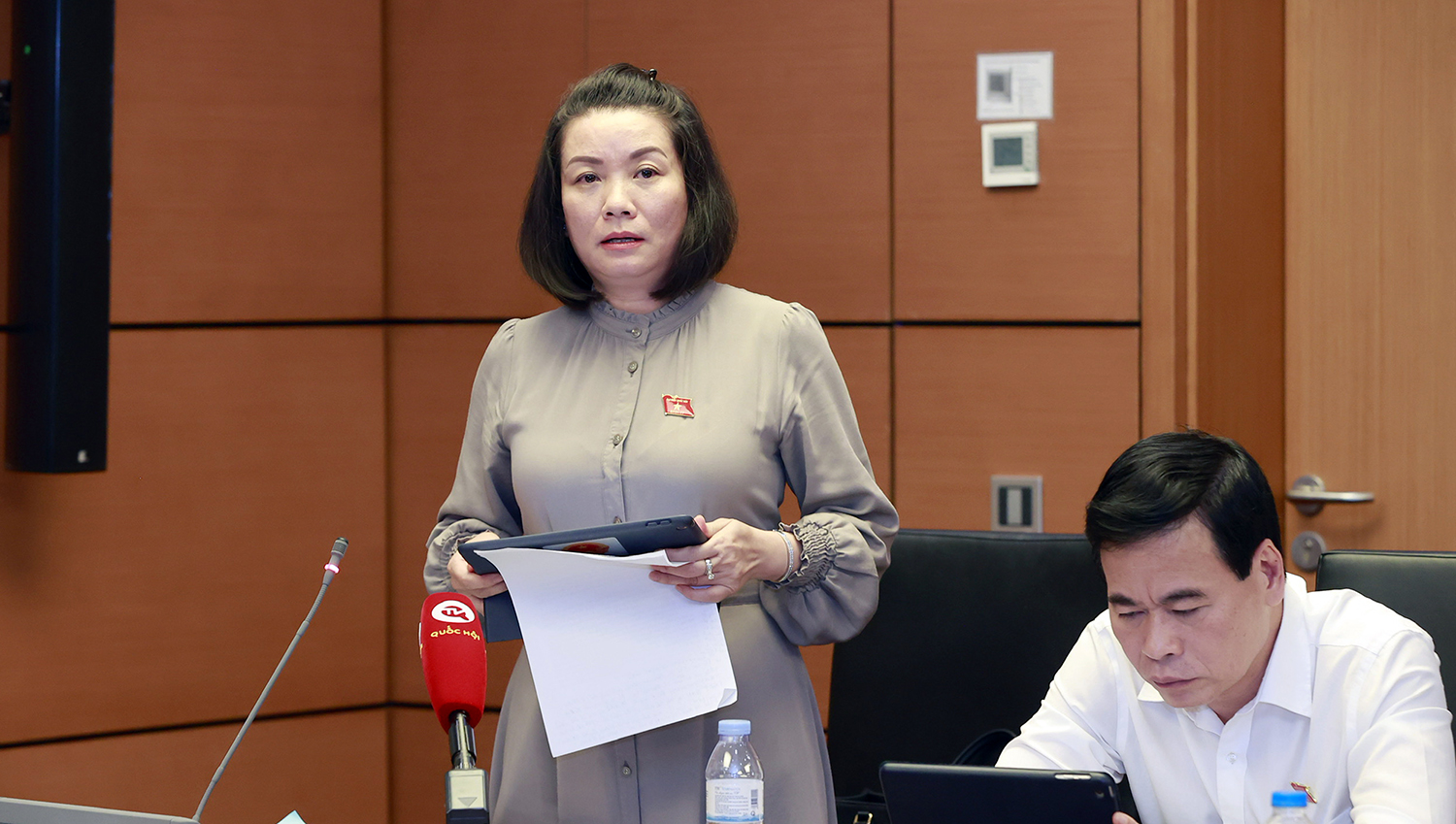 Đại biểu Nguyễn Minh Tâm, Phó trưởng đoàn chuyên trách Đoàn ĐBQH tỉnh thảo luận tại tổ