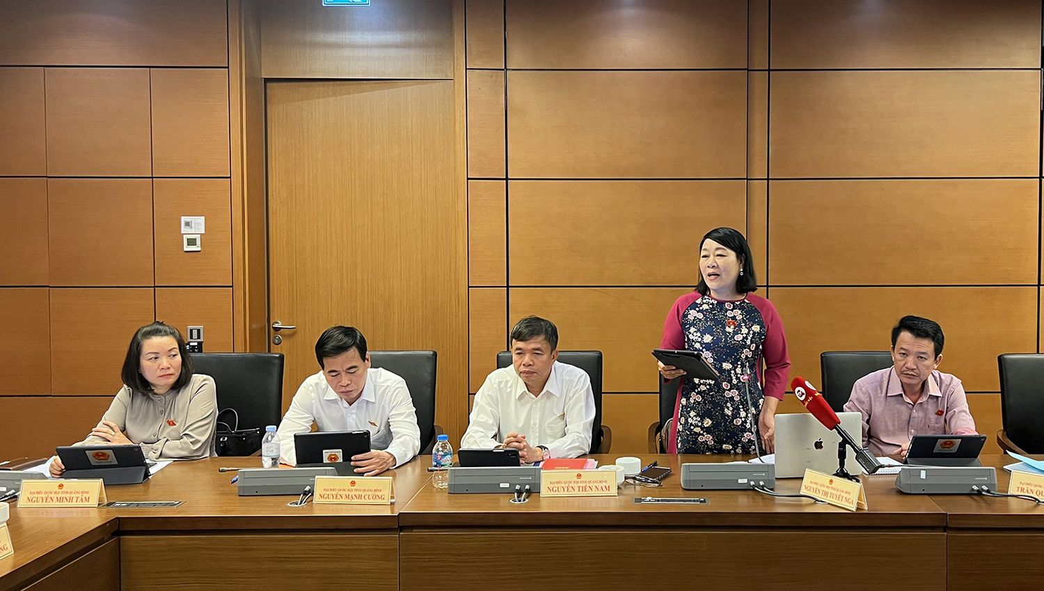 Đại biểu Nguyễn Thị Tuyết Nga đề nghị lãm rõ một số nội dung đánh giá giữa nhiệm kỳ
