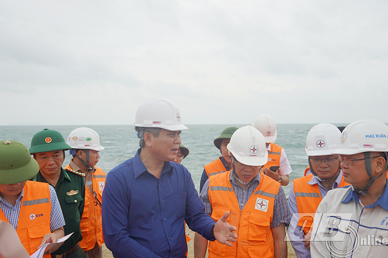  Đồng chí Chủ tịch UBND tỉnh Trần Thắng kiểm tra khu vực đê chắn sóng và cảng nhập than của Dự án Nhà Nhiệt điện Quảng Trạch I.