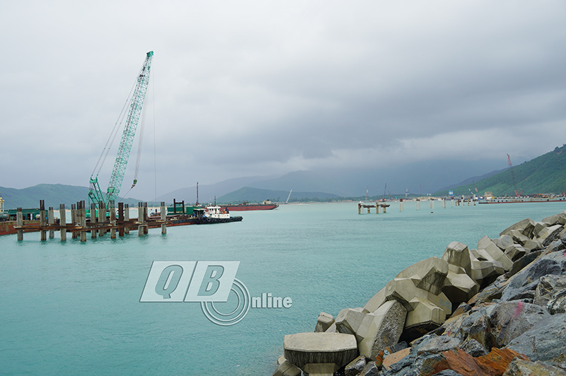 Công trình đê chắn sóng và cảng nhập than của Dư án Nhà máy Nhiệt điện quảng Trạch I đang được khẩn trương thi công.