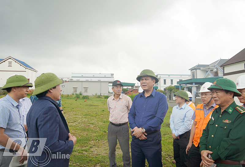 Đồng chí Chủ tịch UBND tỉnh Trần Thắng kiểm tra khu tái định cư dự án Nhà máy Nhiệt điện Quảng Trạch I tại thôn Vịnh Sơn, xã Quảng Đông.