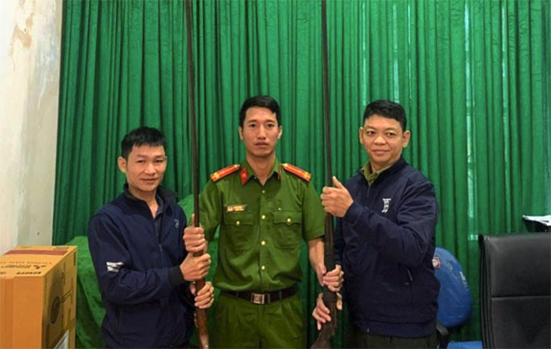 Đại diện Công ty TNHH MTV Lâm công nghiệp Bắc Quảng Bình bàn giao 2 khẩu súng tự chế cho Công an xã Hóa Sơn và Hạt Kiểm lâm Minh Hóa.
