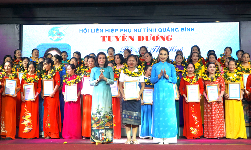 Chị Hồ Thị Huê (người đứng giữa) được vinh danh tại hội nghị biểu dương chủ tịch Hội Phụ nữ cơ sở, chi hội trưởng, nhóm trưởng nhóm tín dụng-tiết kiệm tiêu biểu toàn tỉnh năm 2023.