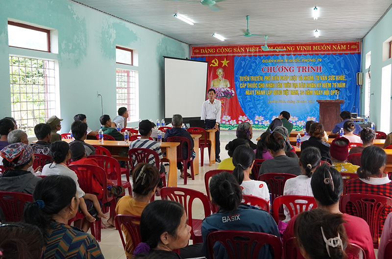 Trung tâm Y tế huyện Lệ Thủy tuyên truyền, phổ biến các chính sách dân số cho bà con dân tộc ở bản Khe Giữa.