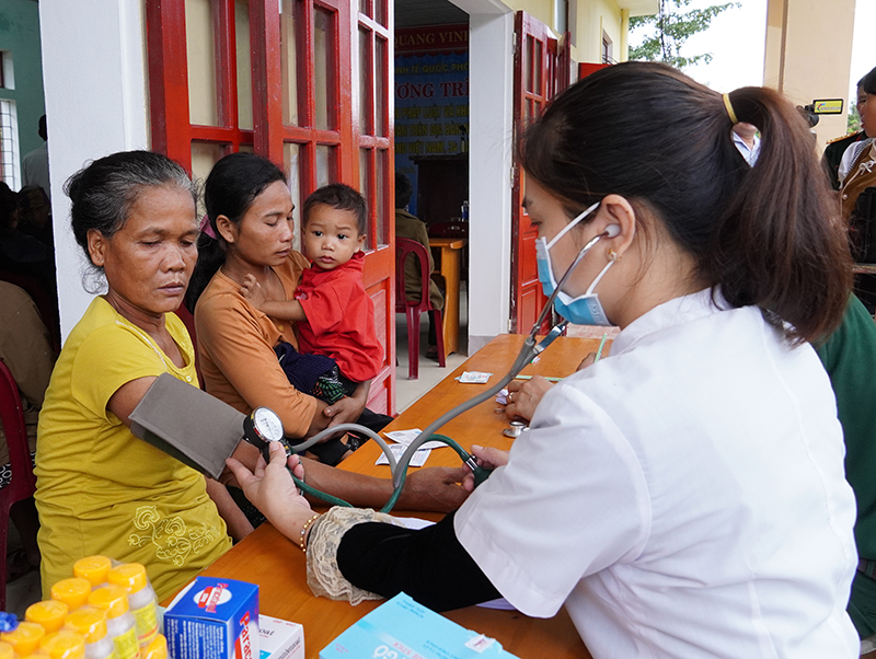  Đội ngũ y, bác sỹ Đoàn KT-QP 79 khám bệnh, cấp thuốc miễn phí cho bà con bản Khe Giữa.