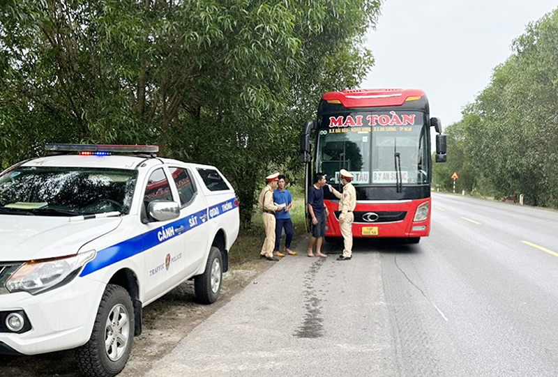 Lực lượng CSGT tiếp tục mở đợt cao điểm kiểm tra ô tô kinh doanh vận tải hành khách.