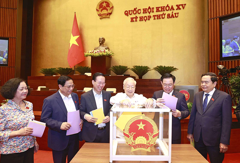 Tổng Bí thư Nguyễn Phú Trọng và các đồng chí lãnh đạo Đảng, Nhà nước bỏ phiếu tín nhiệm. Ảnh: Doãn Tấn/TTXVN