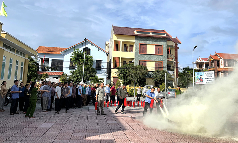 Đông đảo người dân chứng kiến thực hành về kỹ năng sử dụng các phương tiện chữa cháy khi có sự cố xảy ra.