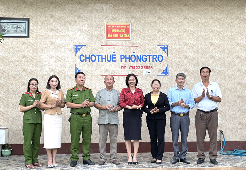 Đại diện lãnh đạo phường, Công an và tổ dân phố gắn biển Khu nhà trọ Văn minh-An toàn trên địa bàn Đồng Phú.