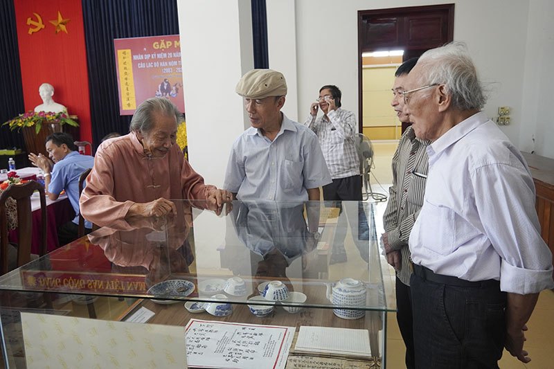 Các hội viên CLB tham quan hiện vật, tư liệu sử dụng chữ Hán - Nôm được lưu giữ tại Bảo tàng Tổng hợp tỉnh.