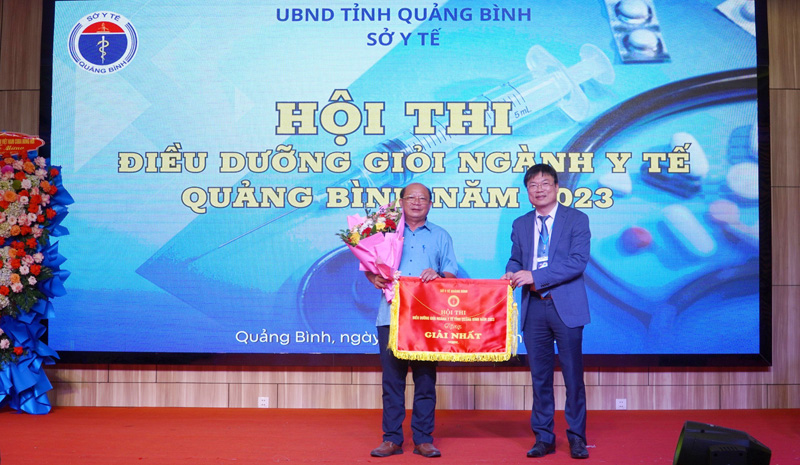 Bác sĩ Dương Thanh Bình, Giám đốc Sở Y tế, Trưởng ban tổ chức hội thi trao giải nhất đồng đội cho Bệnh viện đa khoa khu vực Bắc Quảng Bình.