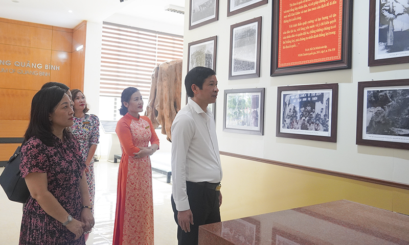 Đồng chí Phó Chủ tịch UBND Hồ An Phong đánh giá cao công tác trưng bày, bảo quản hiện vật ở Bảo tàng Tổng hợp tỉnh.