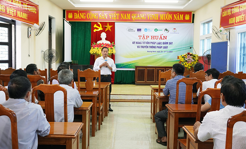 Chuyên gia phổ biến các kỹ năng truyền thông và giám sát cho cán bộ cơ sở.
