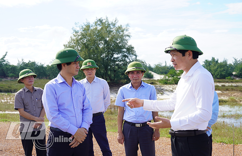 Đồng chí Phó Chủ tịch UBND tỉnh Hồ An Phong kiểm tra thực địa dự án đường nối từ Quốc lộ 1 đến quảng trường biển xã Ngư Thủy Bắc.