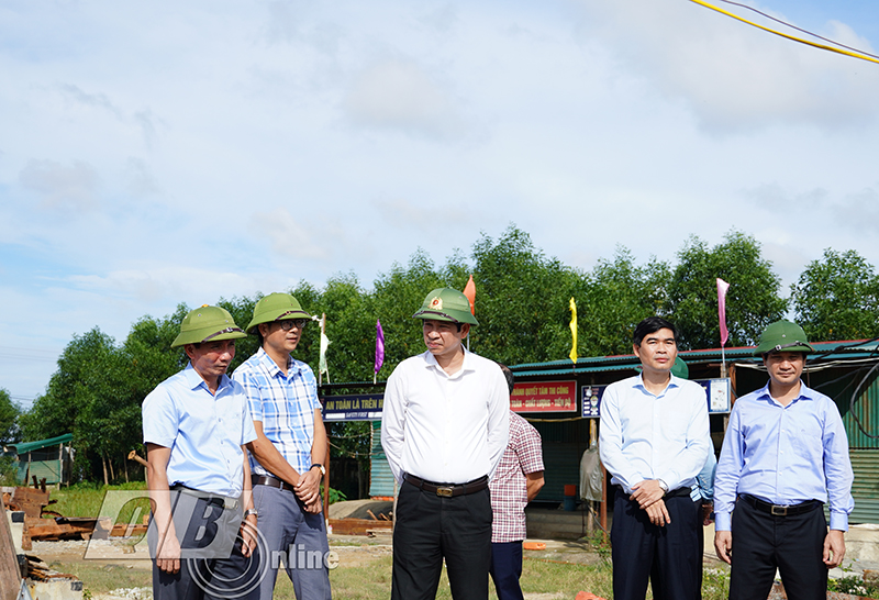 Đồng chí Phó Chủ tịch UBND tỉnh Hồ An Phong kiểm tra thực địa dự án cầu Lộc Thủy-An Thủy và đường 2 đầu cầu.