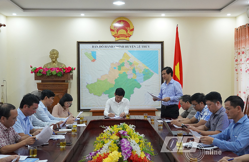 Chủ tịch UBND huyện Lệ Thủy Đặng Đại Tình báo cáo tình hình triển khai các dự án đầu tư công trên địa bàn huyện.