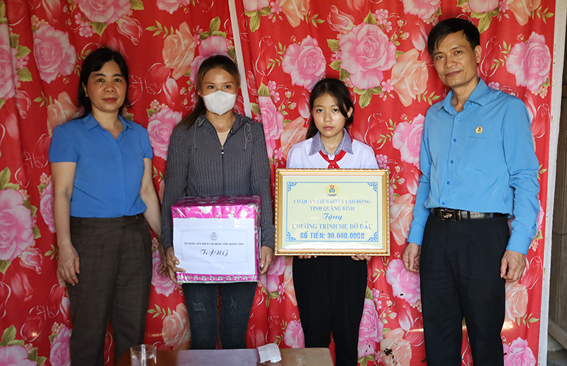 Đại diện lãnh đạo LĐLĐ tỉnh thăm, trao số tiền hỗ trợ thực hiện chương trình “Mẹ đỡ đầu-Kết nối yêu thương” cho trẻ mồ côi tại huyện Tuyên Hóa.