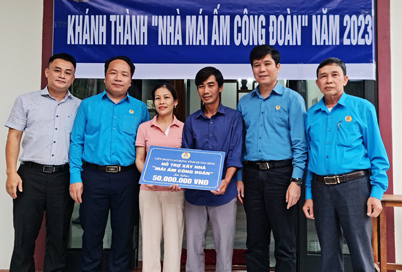 Đại diện lãnh đạo LĐLĐ tỉnh trao số tiền hỗ trợ xây dựng nhà “Mái ấm Công đoàn” cho đoàn viên Phạm Văn Trọng.