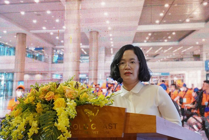 Bà Đinh Thị Ngọc Lan, Phó Giám đốc Sở Lao động-Thương binh và Xã hội trình bày tham luận về các giải pháp hỗ trợ cho lao động ngư nghiệp tham gia chương trình EPS. 